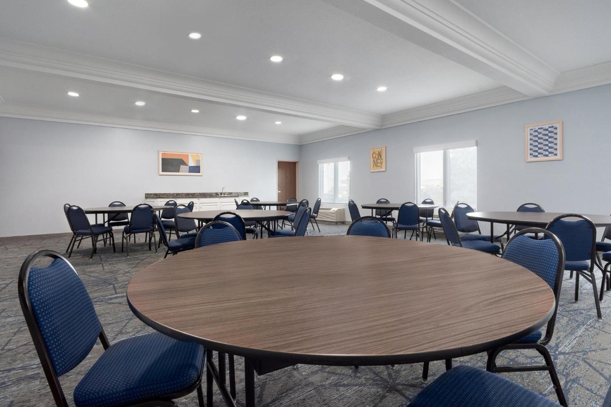Holiday Inn Express Hotel & Suites Saginaw By Ihg Exterior photo